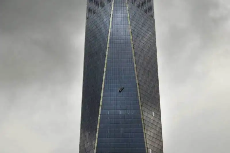 lavavetri rischiano di precipitare dal one world trade center