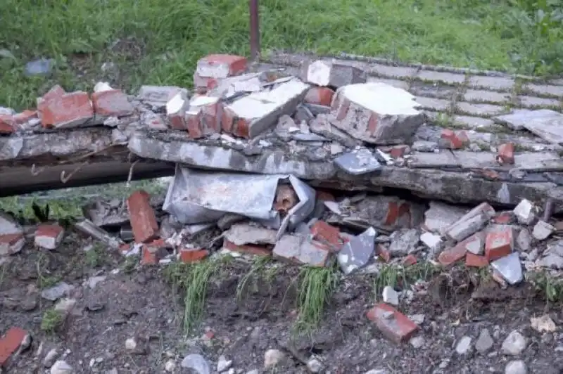 maltempo a genova crolla cimitero feretri dispersi      