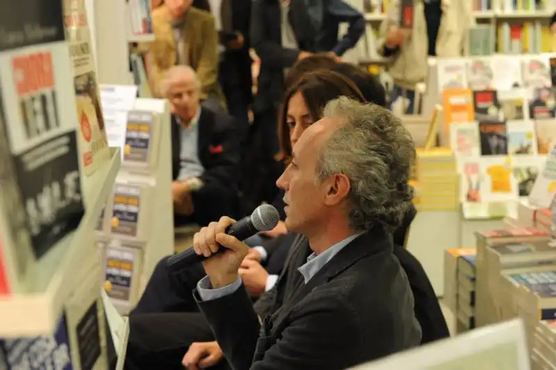 marco travaglio presenta il libro di vecchi