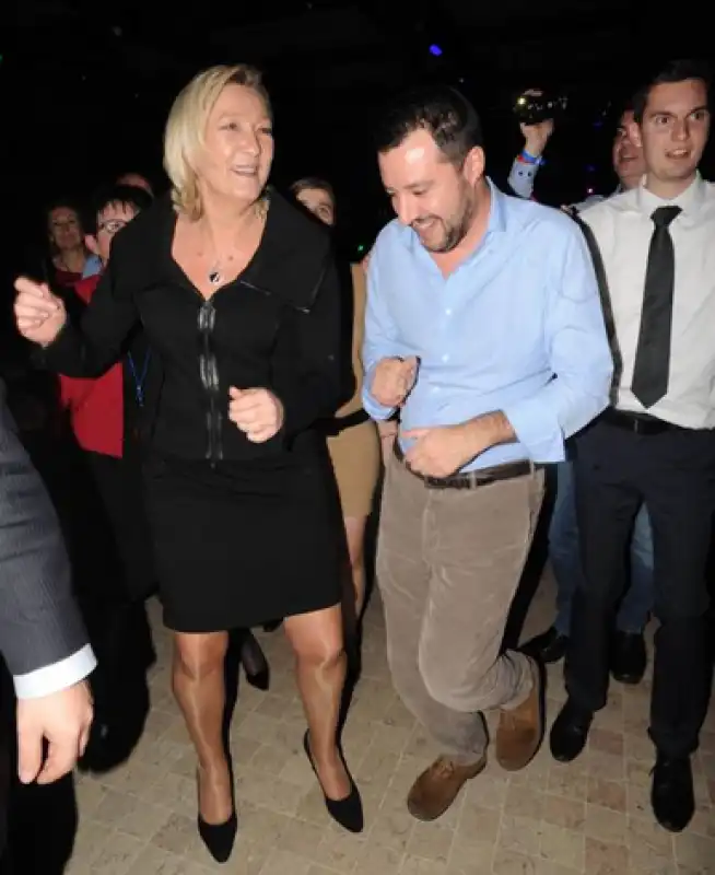 matteo salvini e marine le pen ballano in pista  7