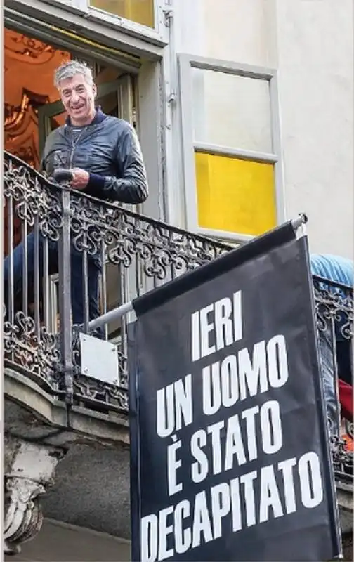 maurizio cattelan balcone di palazzo cavour.1