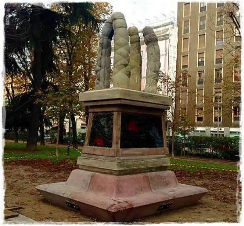 Milano, il monumento hard in corso Indipendenza 