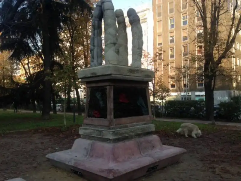 Milano, il monumento hard in corso Indipendenza 