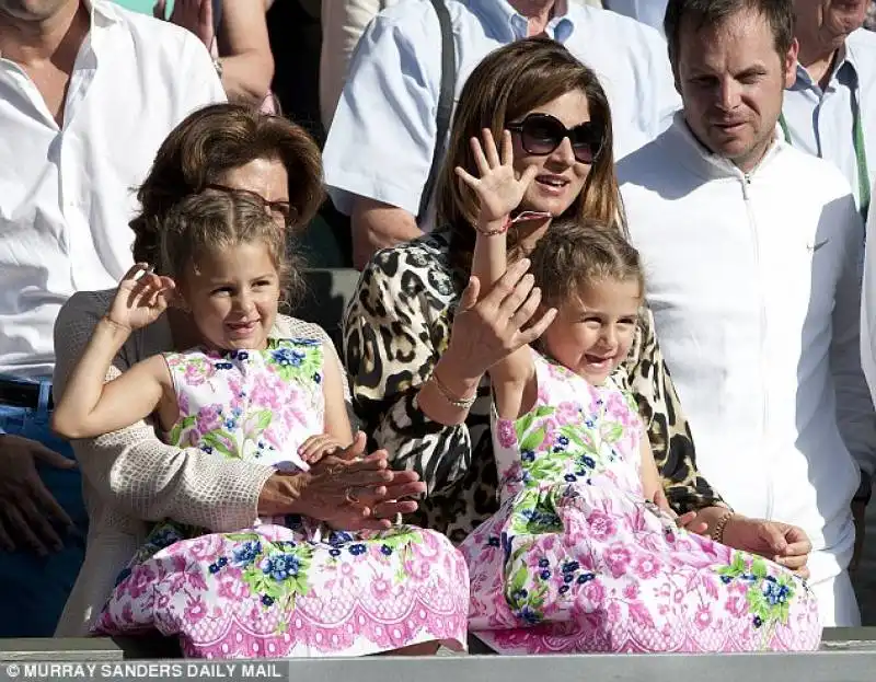 mirka vavrinec guarda federer con le figlie