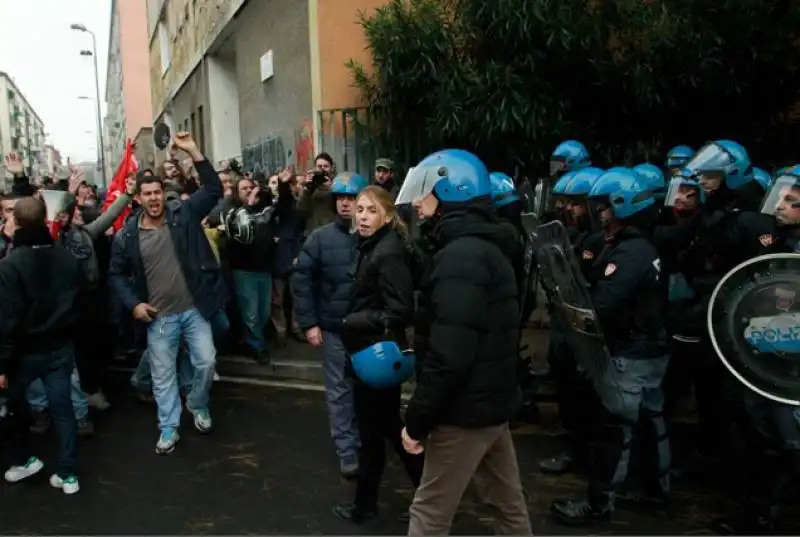 occupanti vs polizia