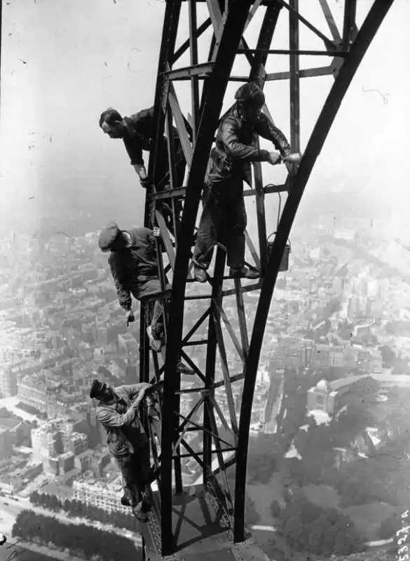 operai dipingono la torre eiffel