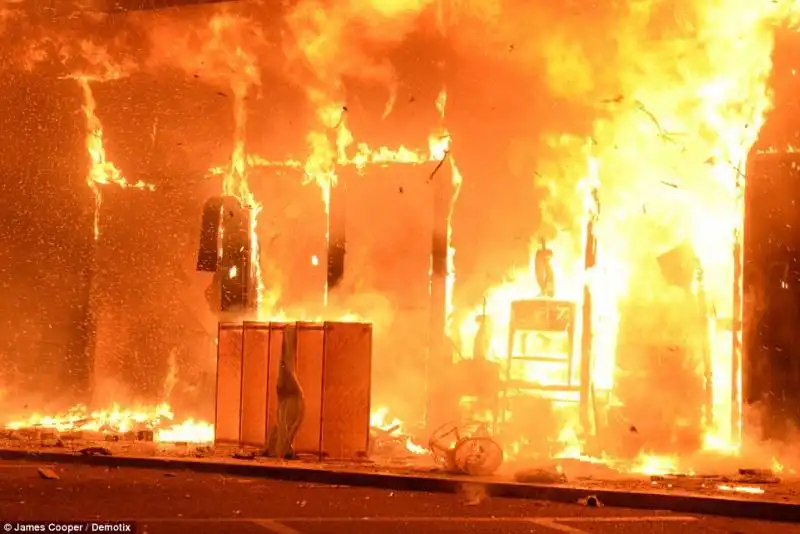 palazzi in fiamme a ferguson