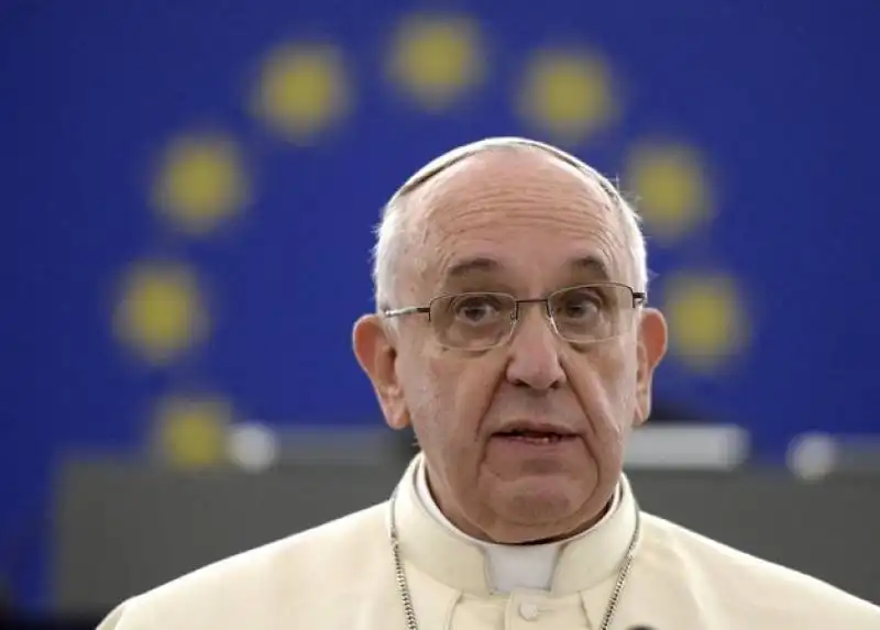 papa bergoglio in visita al parlamento europeo  2