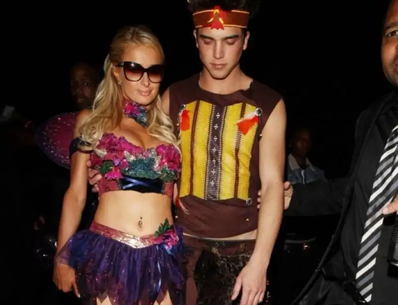 paris hilton  ad un party di halloween