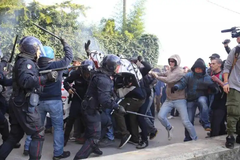 protesta dei centri sociali contro renzi a brescia