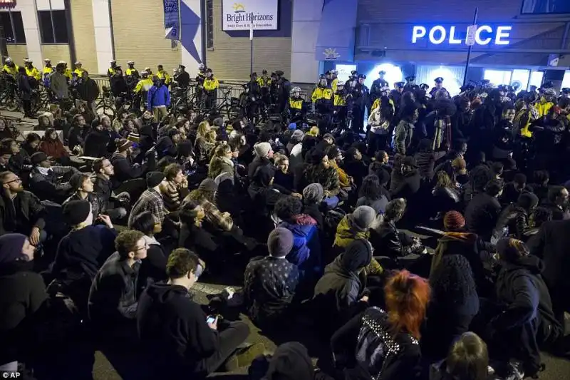 proteste e scontri per la sentenza brown 25