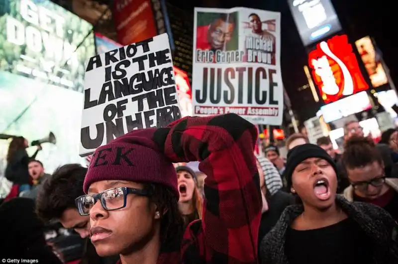 proteste e scontri per la sentenza brown 32