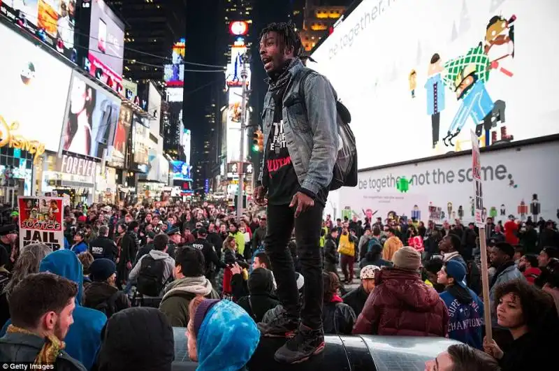 proteste e scontri per la sentenza brown 35