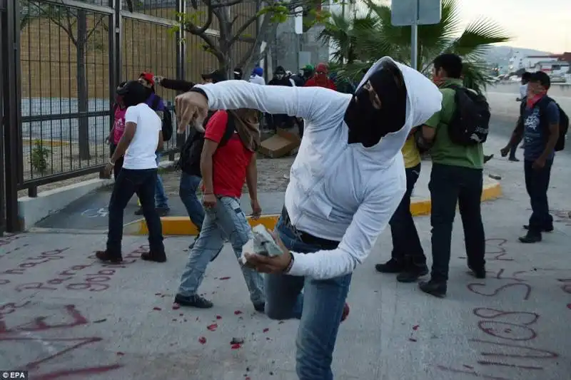 proteste in messico per il massacro degli studenti 11