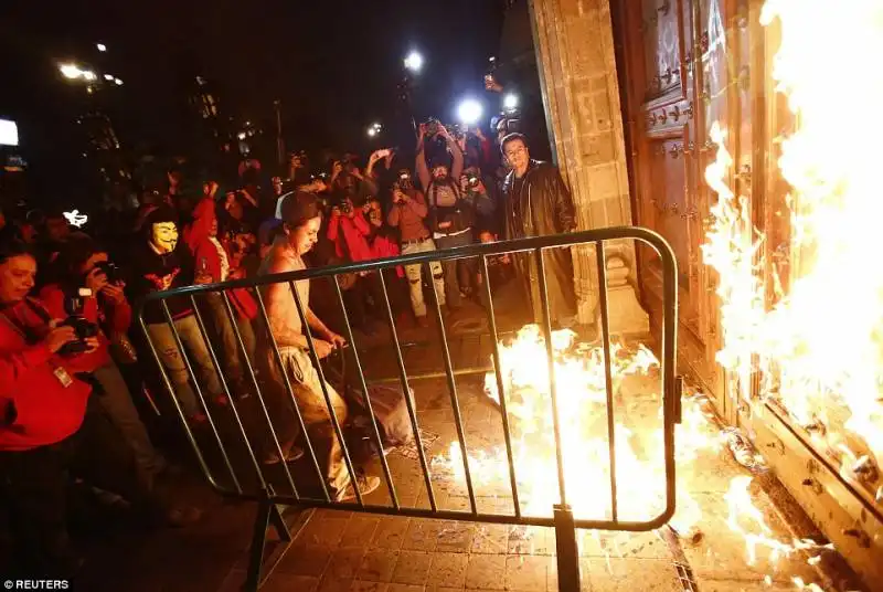 proteste in messico per il massacro degli studenti 2