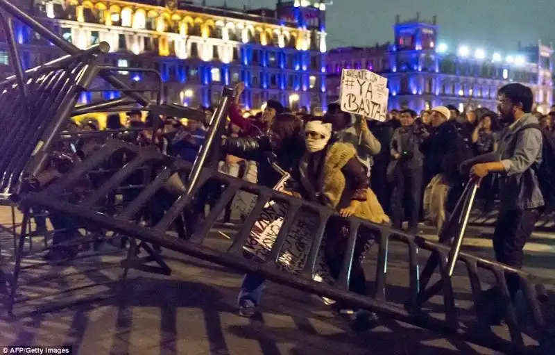 proteste in messico per il massacro degli studenti 3