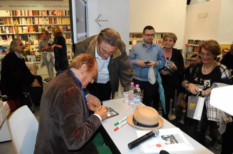 renzo arbore autografa il nuovo album discografico  (2)