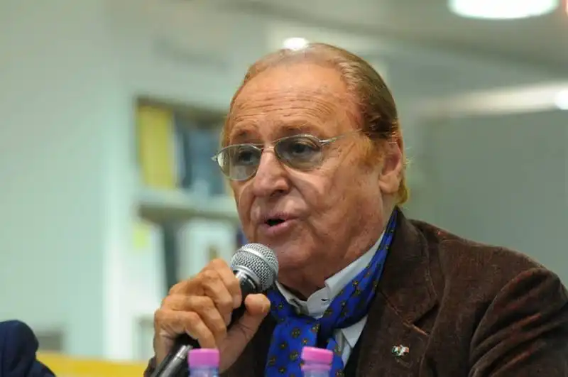 renzo arbore risponde alle domande del pubblico