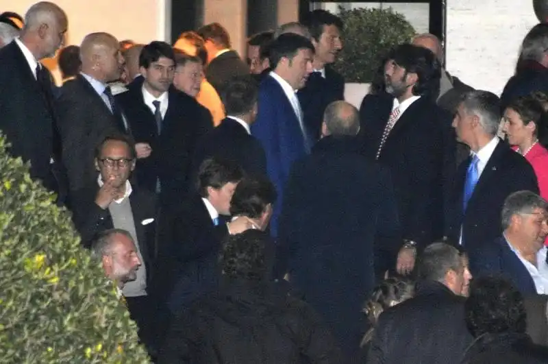 roma   matteo renzi esce dalla cena di autofinanziamento del pd :6