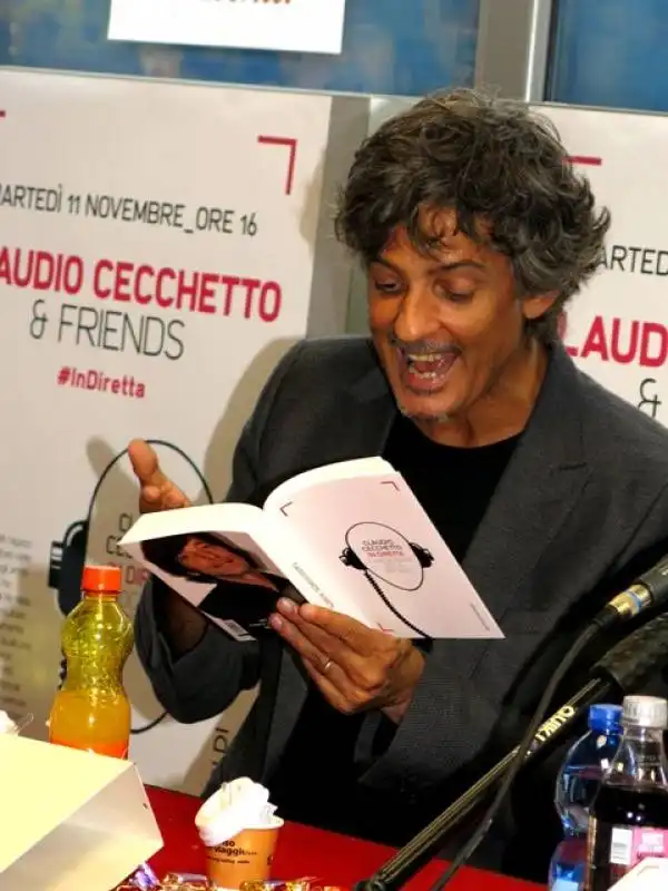 rosario fiorello legge qualche verso del libro photo andrea arriga