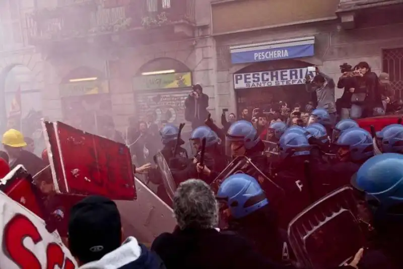 sciopero sociale a roma blitz e scontri milano 1