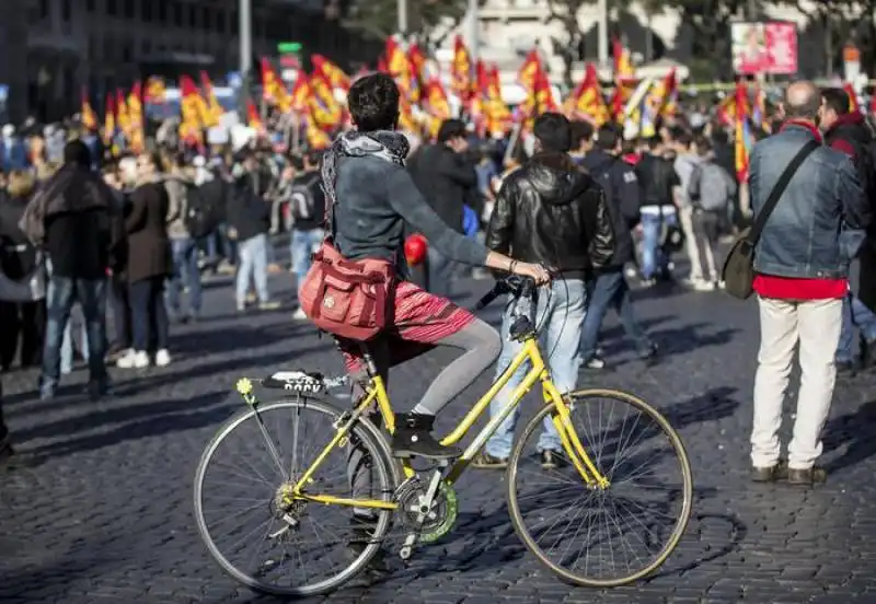 sciopero sociale a roma blitz e scontri milano 11