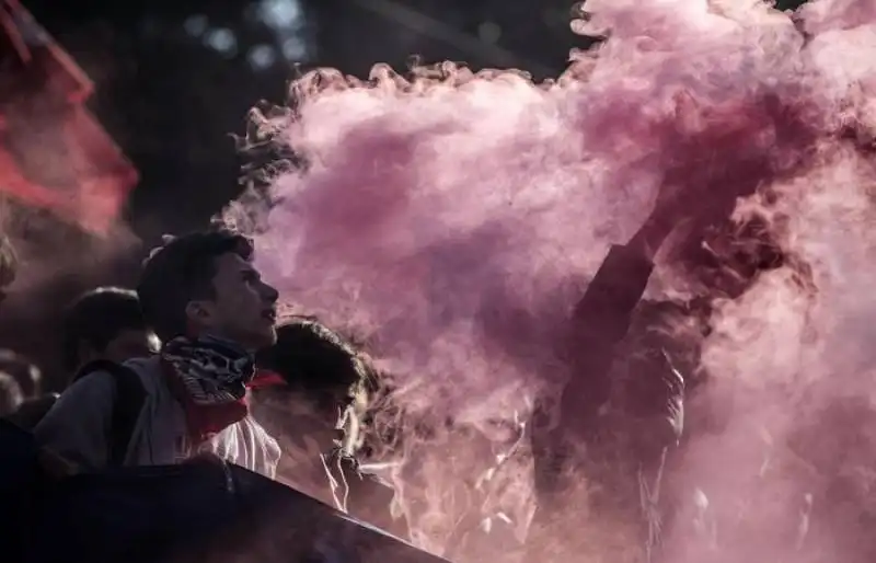 sciopero sociale a roma blitz e scontri milano 16