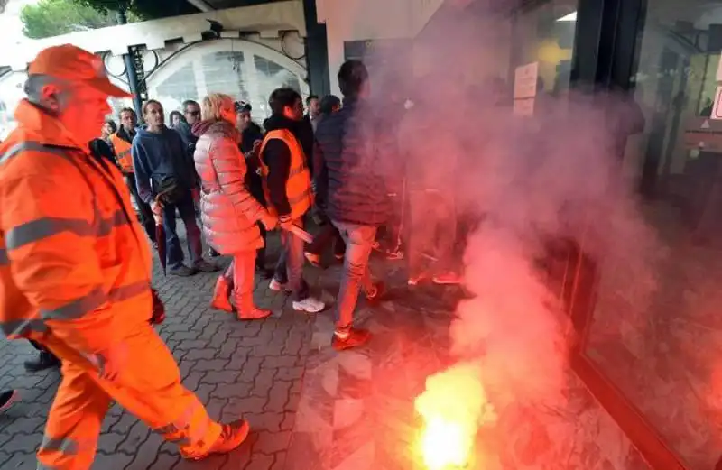 sciopero sociale a roma blitz e scontri milano 18