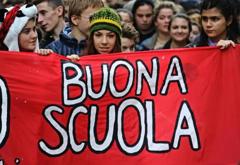 sciopero sociale a roma blitz e scontri milano 8