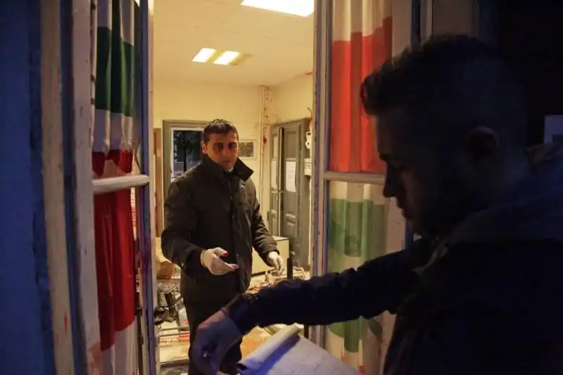 sede pd a milano devastata dai vandali 1