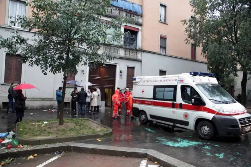 sede pd a milano devastata dai vandali 14