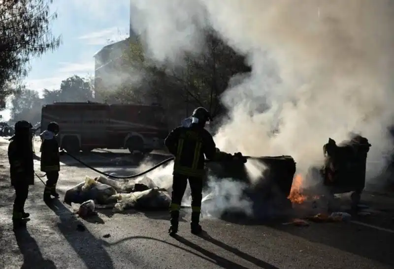 sgomberati due centri sociali a milano  1