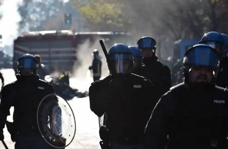 sgomberati due centri sociali a milano  2