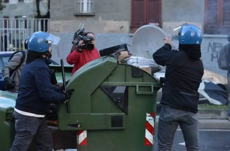 sgomberati due centri sociali a milano  3