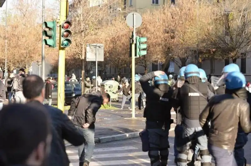 sgomberati due centri sociali a milano  5