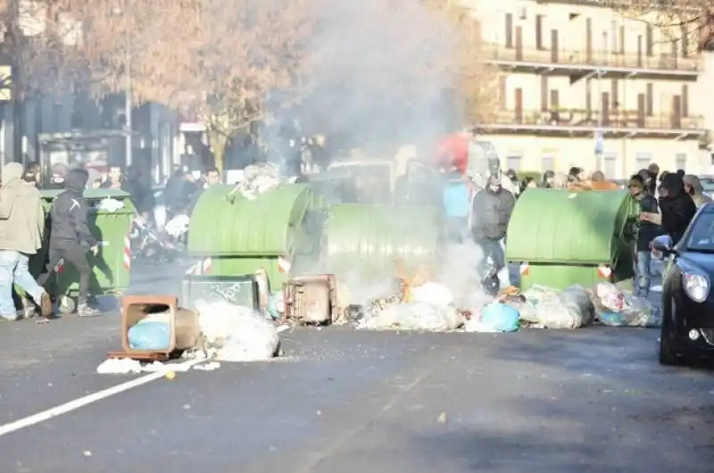 sgomberati due centri sociali a milano  9