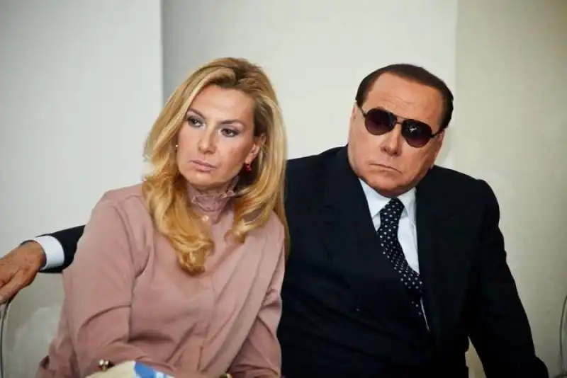 silvio berlusconi occhiali da sole michaela biancofiore