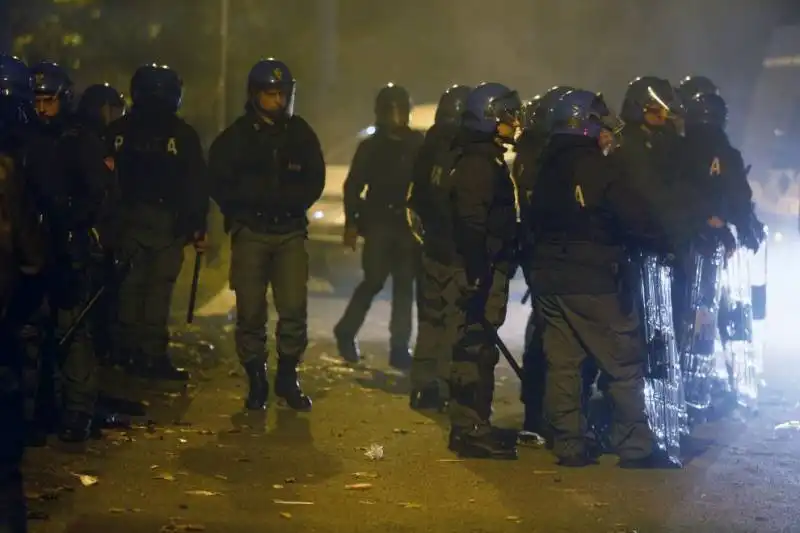 tor sapienza, sassi contro il centro immigrati. cariche della polizia e feriti 15