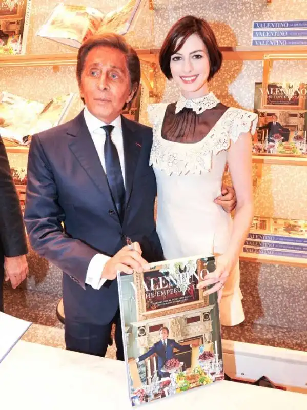 valentino e anne hathaway at the emperorâ€™s table 13