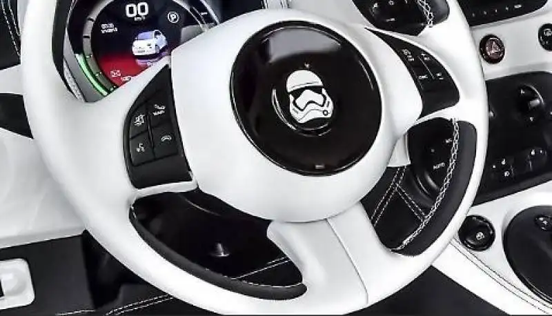 500 FIAT CON LE DECORAZIONI STAR WARS