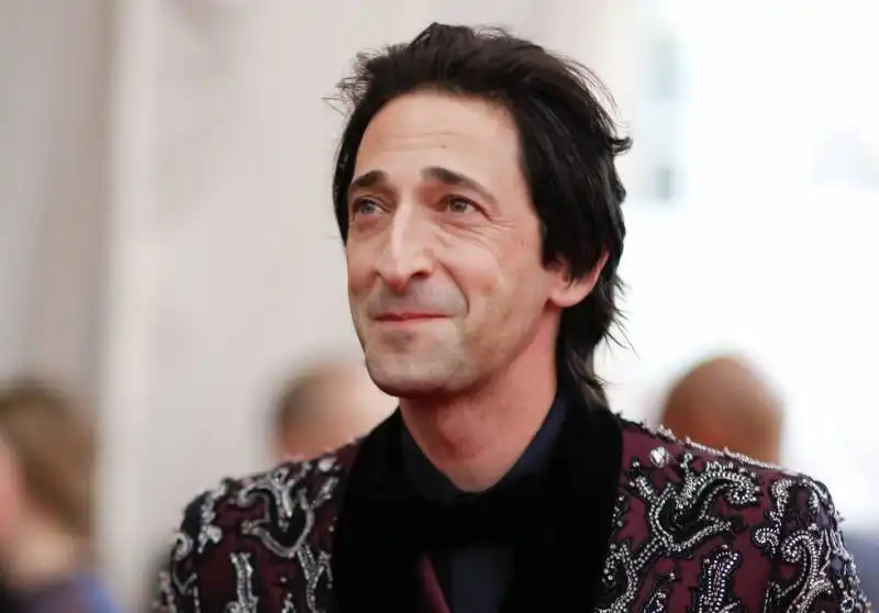 adrien brody espone dipinti a miami