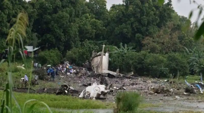 aereo si schianta a giuba in sud sudan  2