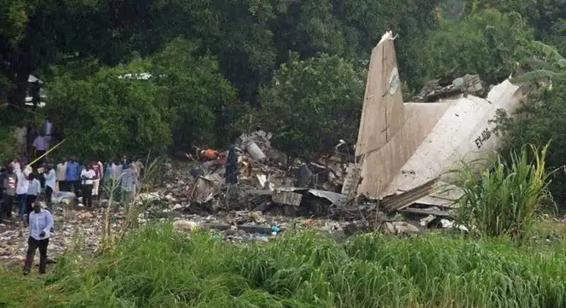 aereo si schianta a giuba in sud sudan  5