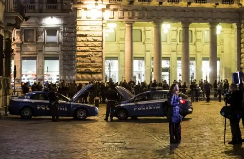 alessandra sardoni davanti palazzo chigi mentre le auto della polizia partono coi cavetti