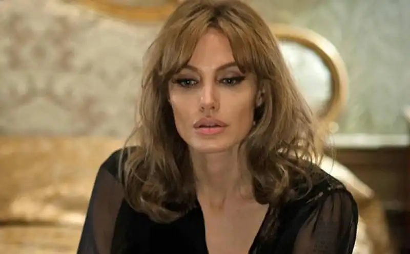 angelina jolie brad pitt by the sea  8