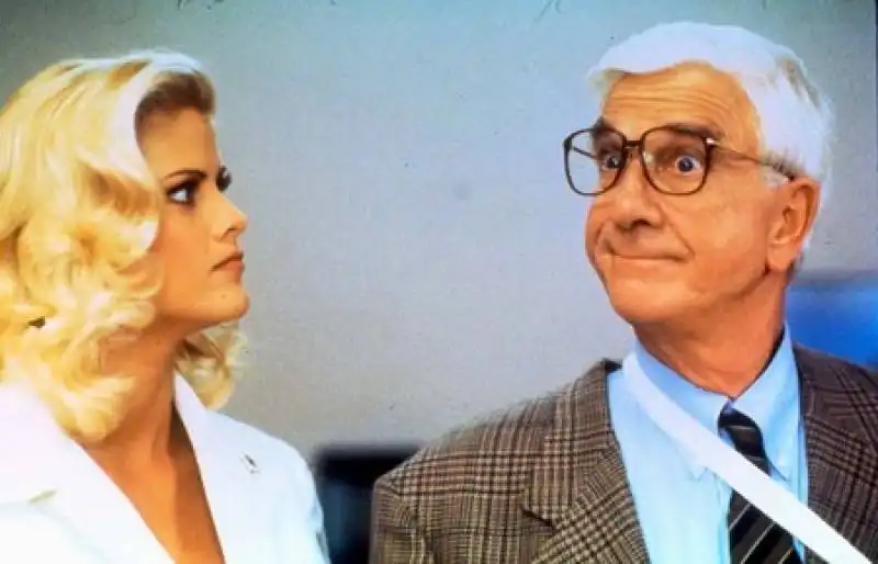 anna nicole smith e leslie nielsen in una pallottola spuntata