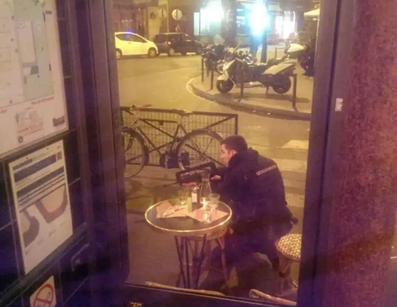 BAGNO DI SANGIE A PARIGI 0