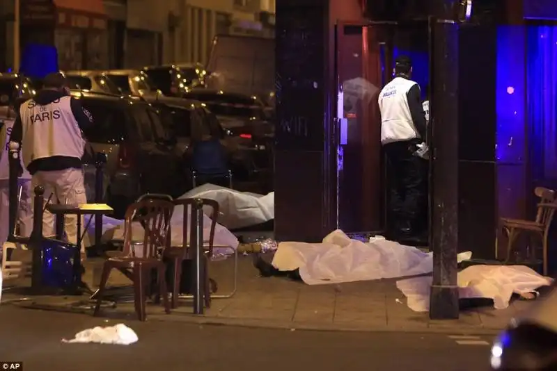 BAGNO DI SANGIE A PARIGI 