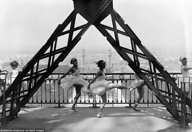 ballerine del moulin rouge sulle torre eiffel   settembre 1929