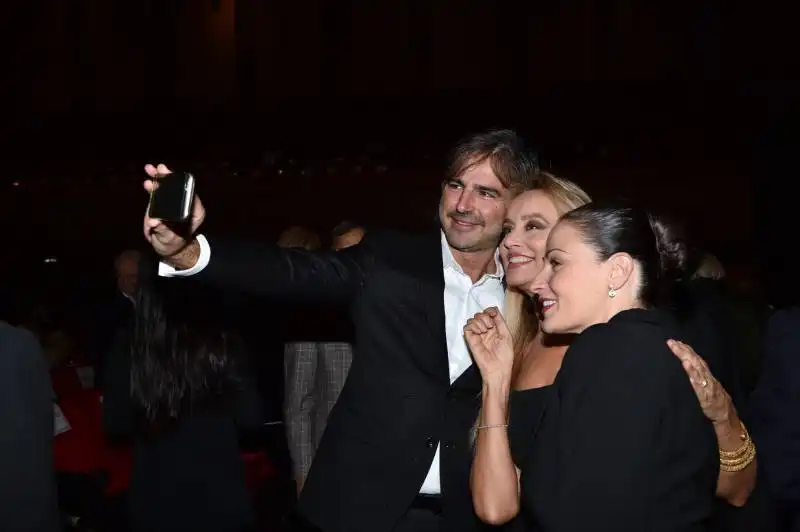 beppe convertini fa un selfie con gloria guida